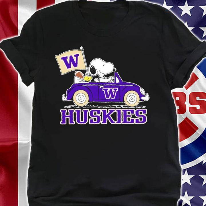 Snoopy And Woodstock Driving Car Washington Huskies Flag t-shirt